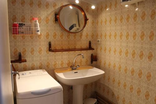 une salle de bain avec un lavabo et un miroir et des toilettes dans l'établissement Appartement 2 pièces PORT LA NOUVELLE PN440-024, à Port-la-Nouvelle