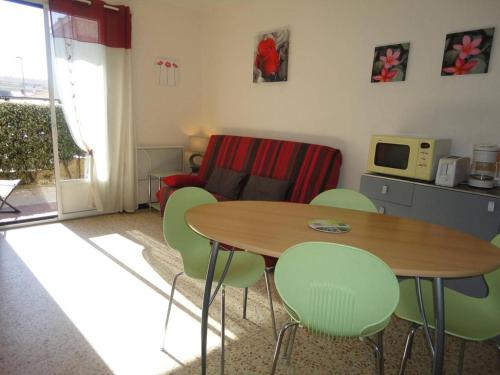 - un salon avec une table et des chaises vertes dans l'établissement Appartement 2 pièces PORT LA NOUVELLE PN520-031, à Port-la-Nouvelle