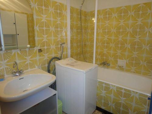 une salle de bain avec un lavabo, des toilettes et un miroir dans l'établissement Appartement 2 pièces PORT LA NOUVELLE PN520-031, à Port-la-Nouvelle