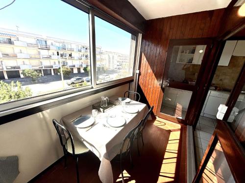 une salle à manger avec une table et une grande fenêtre dans l'établissement Appartement 2 pièces Port la Nouvelle PN480-104, à Port-la-Nouvelle