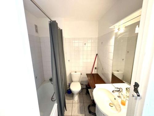 une salle de bain avec toilettes, lavabo et baignoire dans l'établissement Appartement 2 pièces Port la Nouvelle PN480-104, à Port-la-Nouvelle