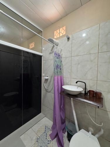 a bathroom with a sink and a shower and a toilet at Suite 3- Praia bonita Hospedagem,agora com ar condicionado in São Francisco do Sul