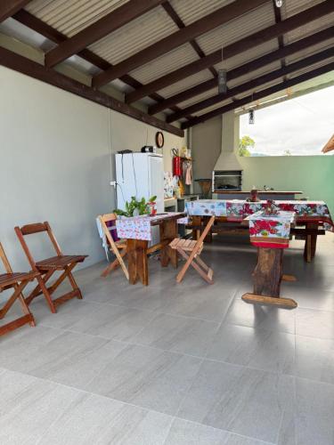a living room with a ping pong table and chairs at Suite 3- Praia bonita Hospedagem,agora com ar condicionado in São Francisco do Sul