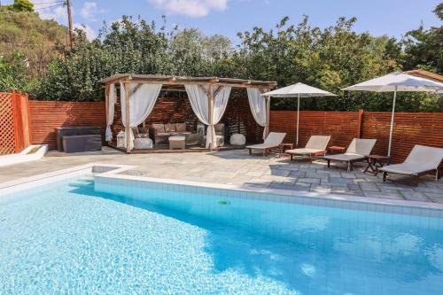 Beachside Villa Causton with private pool