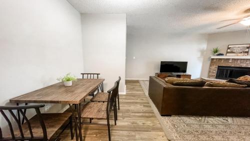 Χώρος καθιστικού στο Spacious Poolside Oasis with Easy Access & Parking