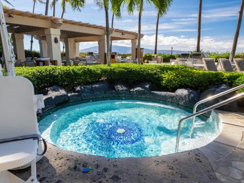 Bazén v ubytování Luxurious Oceanfront Retreat at Kaanapali Alii Experience Aloha in Every Moment nebo v jeho okolí