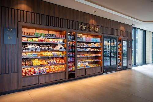 Supermarket nebo jiné obchody v  hotelu nebo okolí