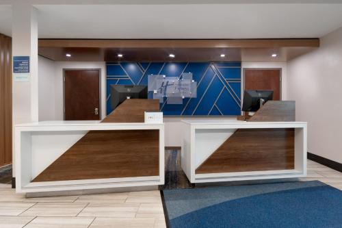 Лобби или стойка регистрации в Holiday Inn Express Hotel & Suites Saginaw by IHG