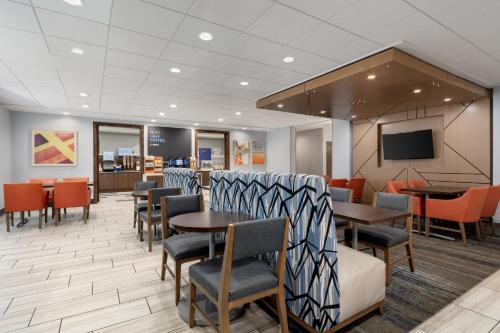Телевизор и/или развлекательный центр в Holiday Inn Express Hotel & Suites Saginaw by IHG