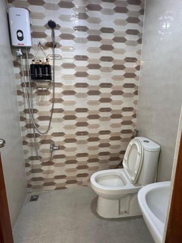 ein Badezimmer mit Toilette und Dusche in der Unterkunft Guestroom 2 -3rd flr Barretto, Olongapo near beach in Olongapo