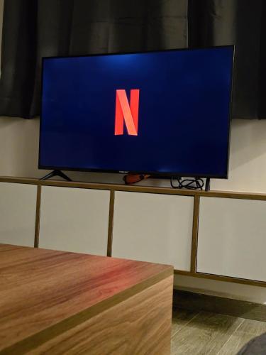 Una televisión o centro de entretenimiento en Scenic Tamraght Cozy Studio