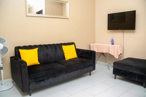 TV a/nebo společenská místnost v ubytování Crimson Mansion