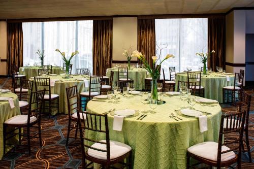 Restauracja lub miejsce do jedzenia w obiekcie The Plaza Hotel Columbus at Capitol Square