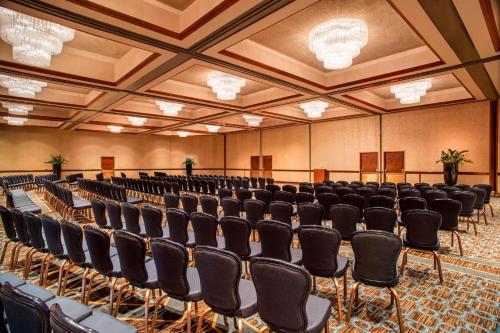 pusta sala konferencyjna z krzesłami w obiekcie The Plaza Hotel Columbus at Capitol Square w mieście Columbus