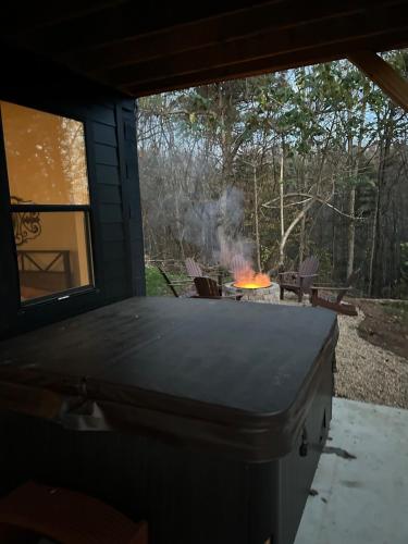 Fotografie z fotogalerie ubytování The Coop NEW A-frame Hot Tub, Fire Pit, Loft v destinaci Flat Rock