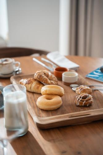 una mesa de madera con rosquillas en una tabla de cortar en Calderona Wellness, en Bétera