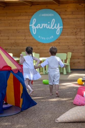 Niños alojados en Le Méridien Beach Plaza