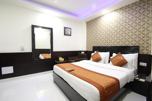 Postel nebo postele na pokoji v ubytování Hotel Hill Palace -Near Karol Bagh Metro Station