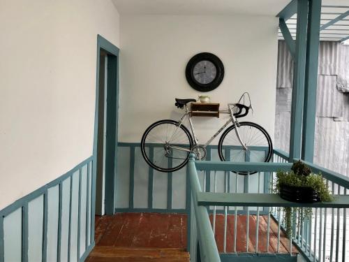 フィランディアにあるGaia Teahouseの時計付きの階段掛け自転車