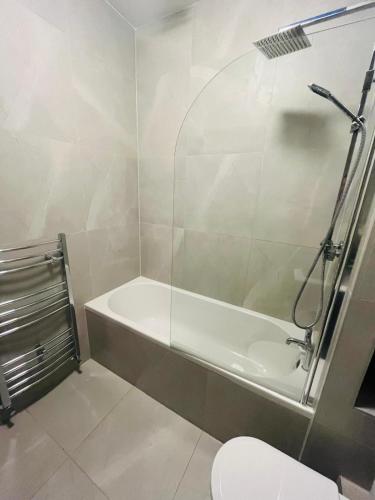Ένα μπάνιο στο Kilburn Guest Rooms 167