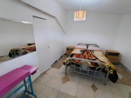a room with two beds in a room at Casa para 3 personas con patio in Barrio Félix U Camet