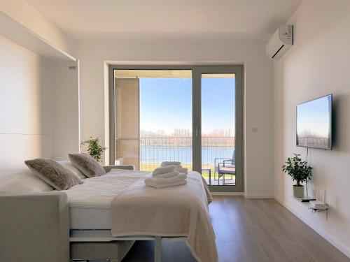 Ένα ή περισσότερα κρεβάτια σε δωμάτιο στο Blue Wave Apartment