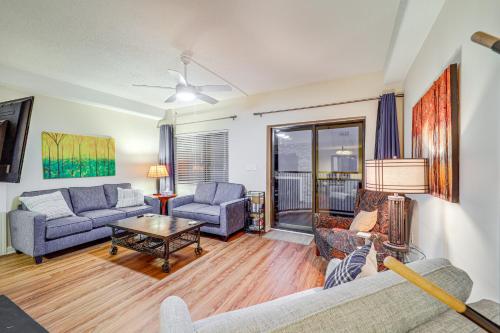 un soggiorno con due divani e un tavolo di 3 Mi to Ski Sugar Top Resort Condo with Indoor Pool a Sugar Mountain