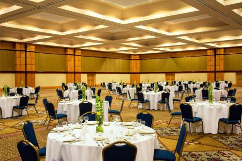 Un restaurante u otro lugar para comer en Sheraton Birmingham