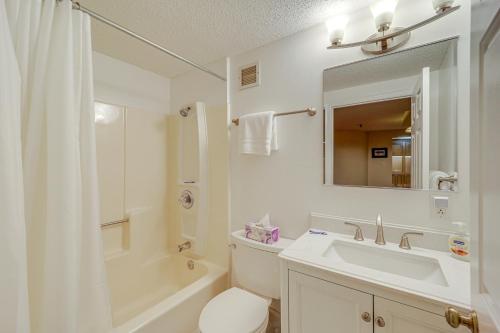 un bagno con lavandino, WC e specchio di 3 Mi to Ski Sugar Top Resort Condo with Indoor Pool a Sugar Mountain