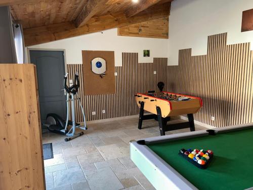 ein Raum mit Billardtisch und Fitnessraum in der Unterkunft Villa 200m2, 3 suites, patio avec salle jeux, 1 piscine CHAUFFE DE DEBUT AVRIL A FIN OCTOBRE in Maruéjols