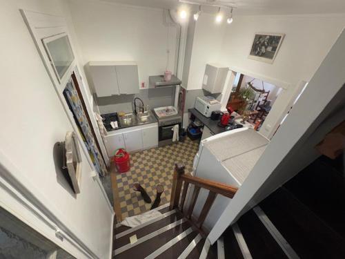 - une vue sur le plafond d'une petite cuisine avec un escalier dans l'établissement Cozy house, center of Cotentin, à Saint-Sauveur-le-Vicomte