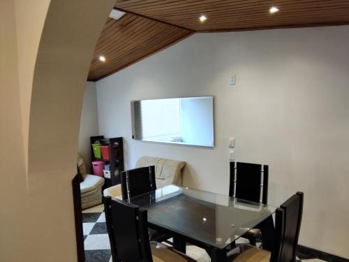 TV a/nebo společenská místnost v ubytování Cuarto Cama King Smart TV en apartamento atico Tunja