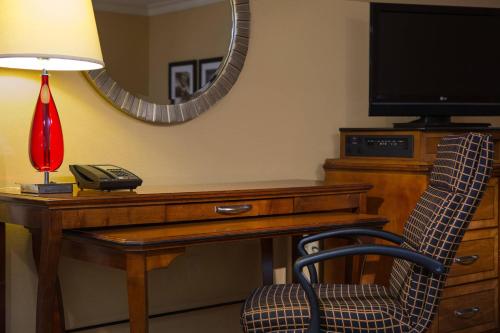 a room with a desk with a telephone and a mirror at Baltimore Marriott Inner Harbor at Camden Yards in Baltimore