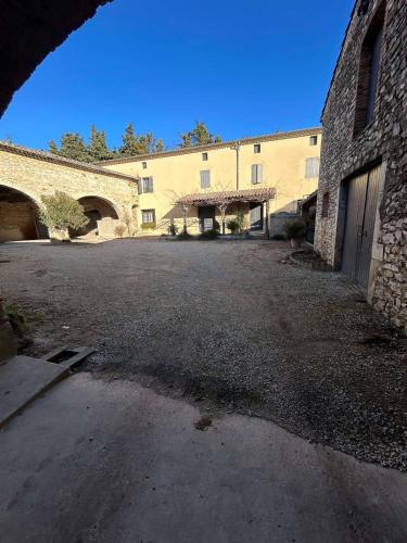 un parking vide devant un immeuble dans l'établissement Gite le Sagnac 10 personnes, à Sauzet