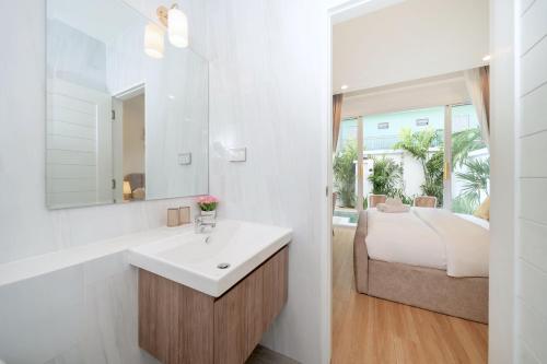 Bilik mandi di Goldena Twin Private Pool Villas