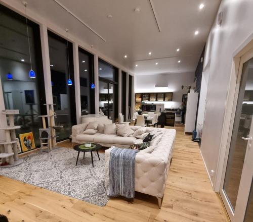 una sala de estar con un sofá y una mesa en Lapland Villa Ulpukka, en Rovaniemi