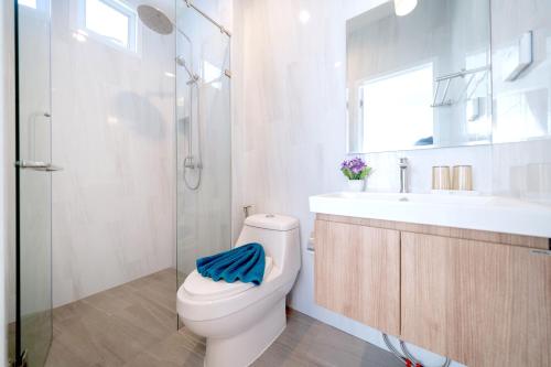 Bilik mandi di Goldena Twin Private Pool Villas