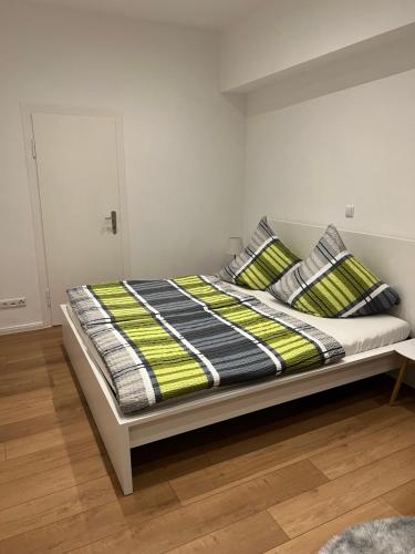 un letto con coperte e cuscini gialli e neri di Am Verwaltungszentrum Nähe Mosel a Coblenza