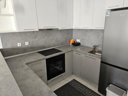 Una cocina o zona de cocina en Apartman LARA