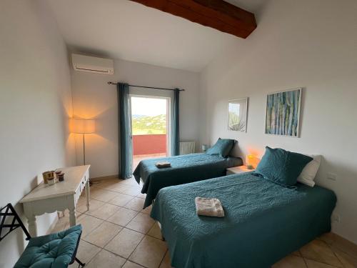 une chambre avec un lit, un canapé et une table dans l'établissement Villa Marcelle, à Sainte-Maxime