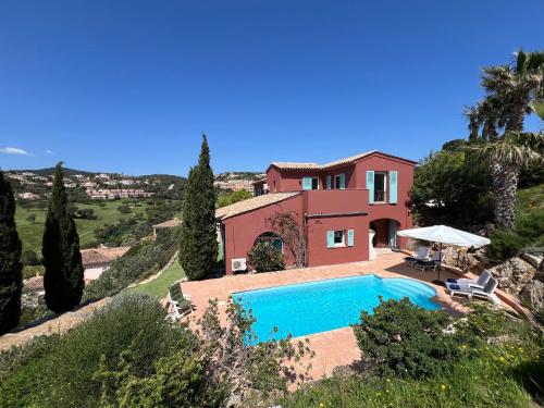 une image d'une villa avec piscine dans l'établissement Villa Marcelle, à Sainte-Maxime