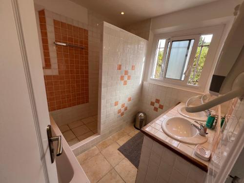 une salle de bain avec un lavabo et une douche dans l'établissement Villa Marcelle, à Sainte-Maxime