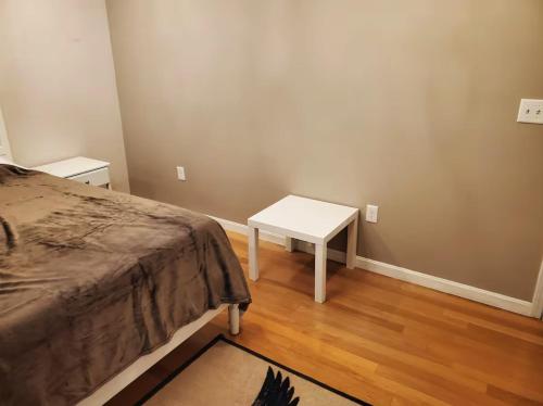 Gambar di galeri bagi Queen Bed with Work Station 1st Floor di Burlington