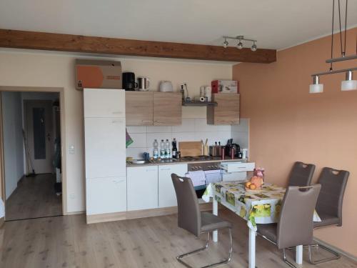 eine Küche und ein Esszimmer mit Tisch und Stühlen in der Unterkunft Ferienwohnung Harmonie - Zentral in Saalfeld