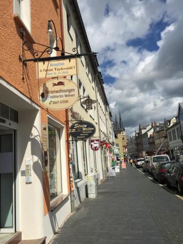 eine Straße in einer Stadt mit geparkten Autos in der Unterkunft Ferienwohnung Harmonie - Zentral in Saalfeld