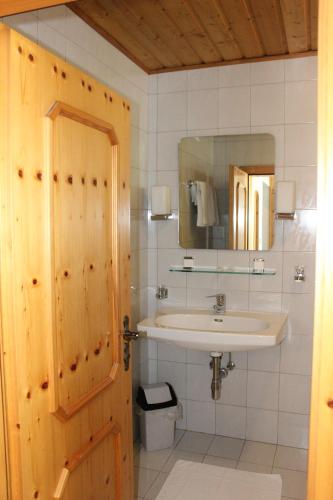 a bathroom with a sink and a mirror at Gasthof Linko in Traisen