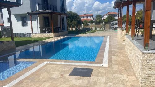 una piscina en medio de una casa en MSD Konakları, en Muğla