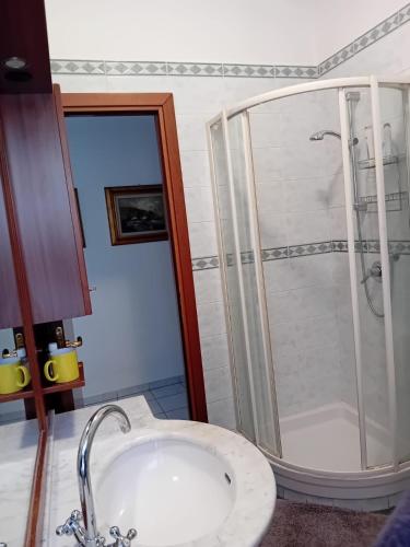 un baño con ducha y lavabo en Casa Giuseppe, en Génova