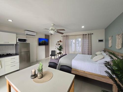 a bedroom with a large bed and a kitchen at Bubali Residence in Palm-Eagle Beach