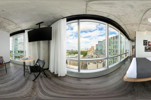 Télévision ou salle de divertissement dans l'établissement Moxy Boston Downtown